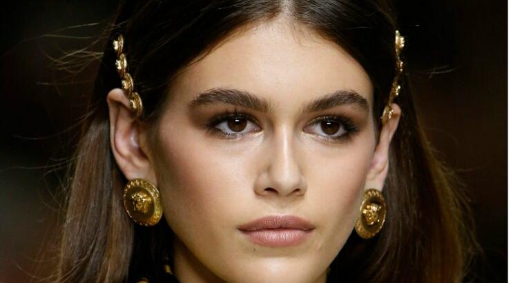 O πιο εύκολος τρόπος για να καθαρίσετε τις ψεύτικες βλεφαρίδες σας