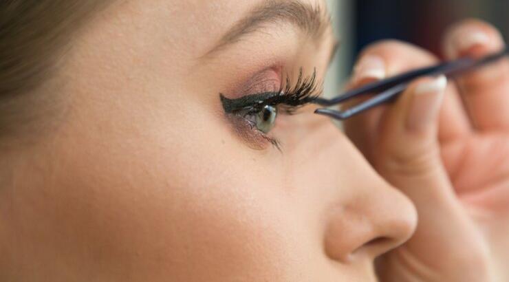 Οι ψεύτικες βλεφαρίδες αλλάζουν! Μάθετε ποια είναι η νέα τάση