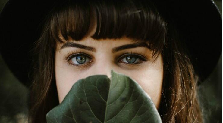 Υπέροχο και λαμπερό βλέμμα με τις κατάλληλες κρέμες ματιών