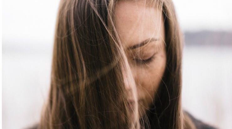 Ο χρόνος μας δείχνει λυπημένες! Τι πρέπει να κάνουμε για να το ξεπεράσουμε;