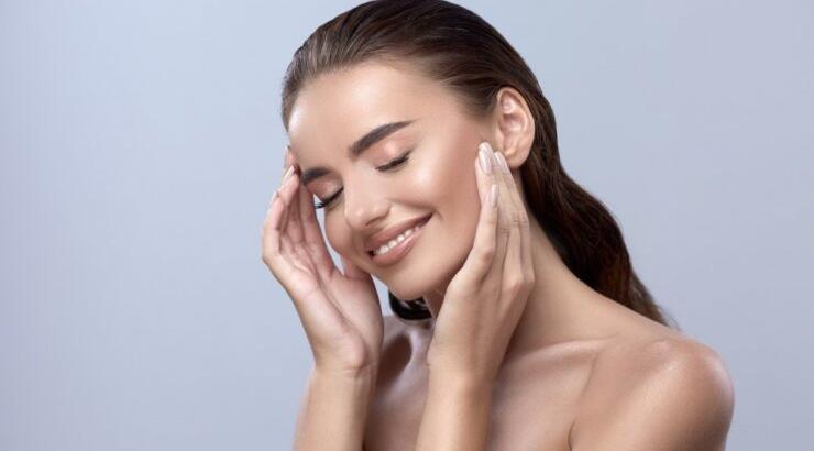 Πώς να προετοιμάσεις σωστά την επιδερμίδα σου πριν τις γιορτές 