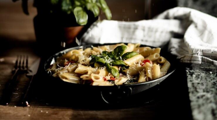 Ποιες βραδινές συνήθειες αυξάνουν το κοιλιακό λίπος;