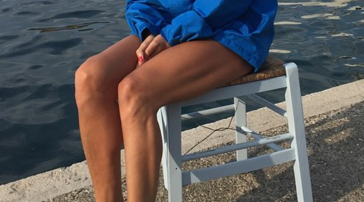 Σε ποια παρουσιάστρια ανήκουν αυτά τα γυμνασμένα πόδια;