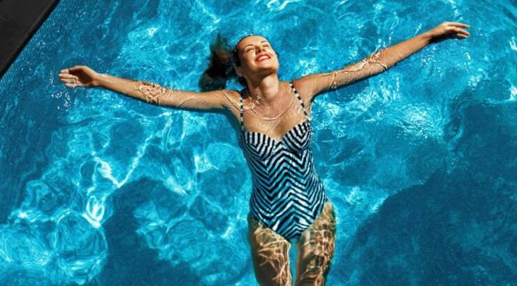 Αυτός είναι ο λόγος που δεν πρέπει να κολυμπάς με φακούς επαφής