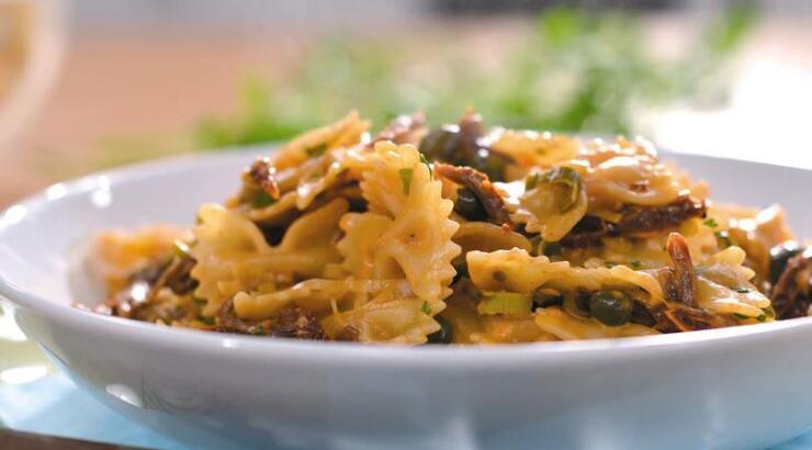 Φαρφάλες με λιαστές τομάτες και κάπαρη