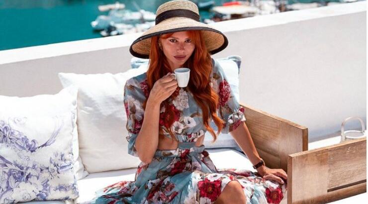 Βρήκαμε το υπέροχο floral φόρεμα της Έβελυν Καζαντζόγλου