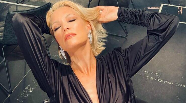 Η Βίκυ Καγιά φόρεσε το διαχρονικό φόρεμα της γυναικείας γκαρνταρόμπας