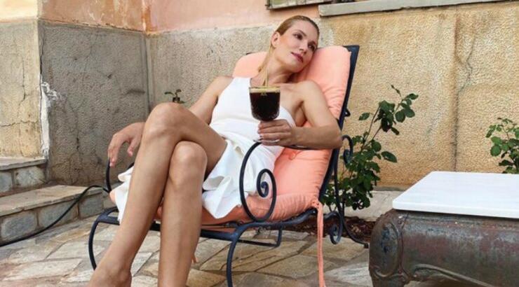 Η Βίκυ Καγιά σου δείχνει πως να φορέσεις το λευκό παντελόνι σε καλοκαιρινή βραδινή έξοδο