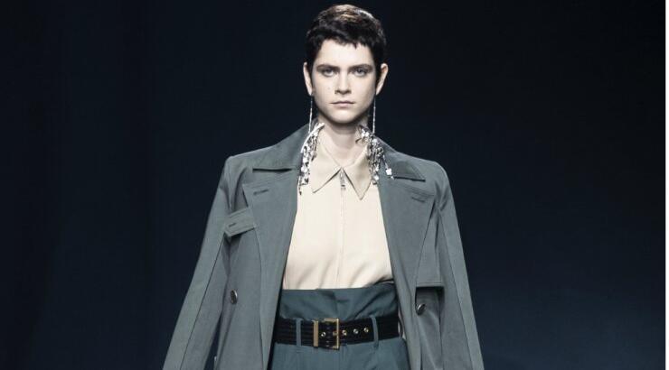 Chic & casual στο χακί χρώμα