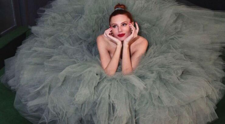 Τα outfits της Έβελυν Καζαντζόγλου είναι η απόλυτη έμπνευση για τα γιορτινά μας looks