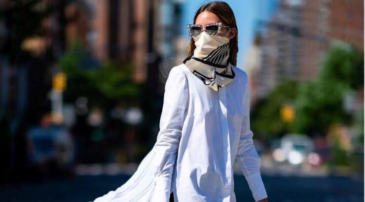 Η Olivia Palermo δημιουργεί chic looks φορώντας τα μεταξωτά μαντήλια της σαν μάσκα 