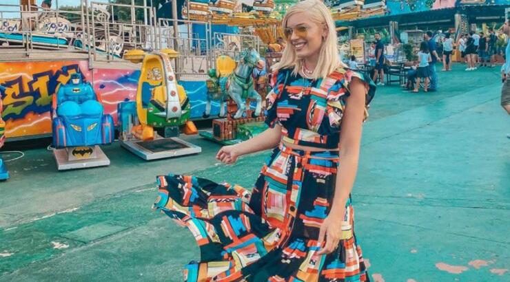 Η τάση που επιλέγει η Άντρη Καραντώνη για τα maternity looks της