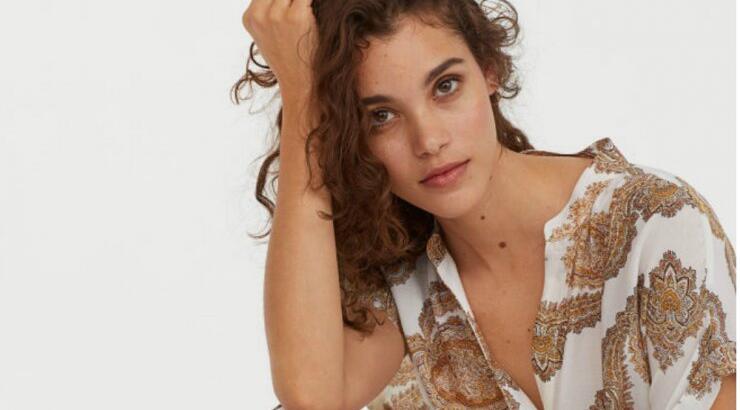 Εντοπίσαμε το πιο εντυπωσιακό shirt dress και σου προτείνουμε πώς να το φορέσεις