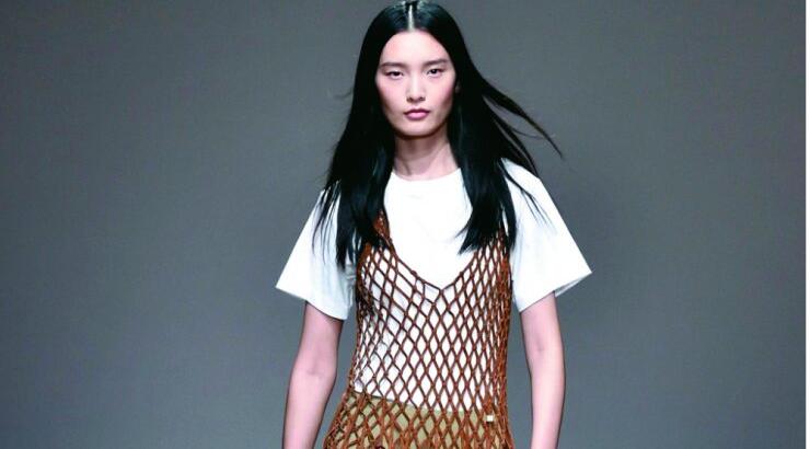 Πώς να φορέσεις τη midi flared φούστα