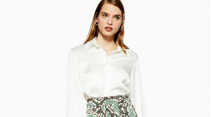 Συνδύασε τα cowboy boots με την πλισέ φούστα