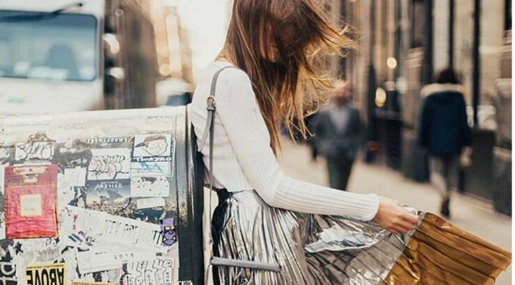 Metallic pleated skirt: Η τάση που πρέπει να φορέσεις