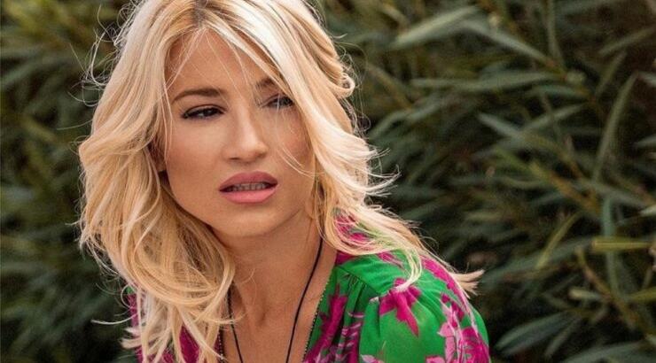 Φαίη Σκορδά: Συνόδευσε τα παιδιά της στο σχολικό φορώντας παντόφλες και νυχτικό [βίντεο]