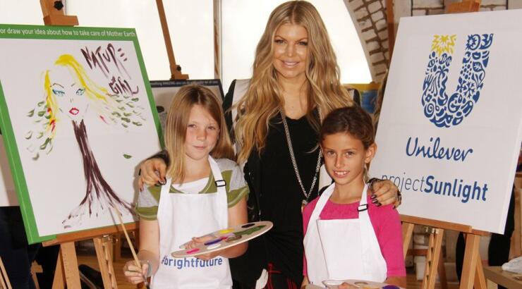 Η Fergie κοντά στα παιδιά