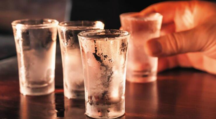 Πίνουμε δωρεάν ζιβανία στην Πλατεία Ελευθερίας