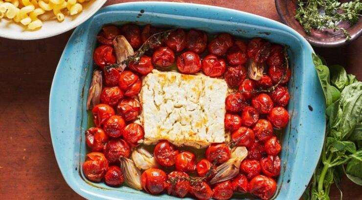 Βρήκαμε τη συνταγή με τη ψητή φέτα και τα μακαρόνια που κάνει θραύση στο TikTok! 