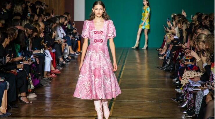 Μεταμόρφωσε το αγαπημένο σου printed φόρεμα με εξωτικές πινελιές