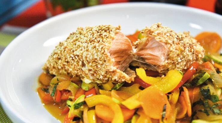 Φιλέτα σολομού παναρισμένα με σουσάμι σερβιρισμένα με λαχανικά 