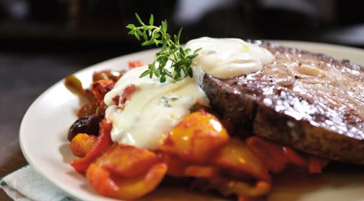 Φιλέτα ξιφία με πιπεριές, ελιές και σος γιαουρτιού