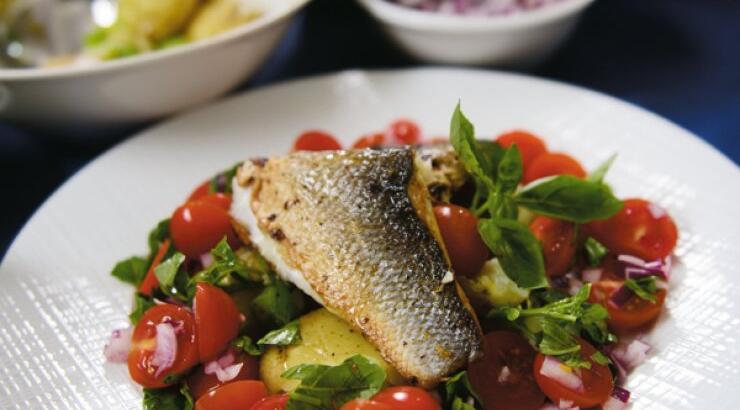 Φιλέτο από λαβράκι με σαλάτα από τοματίνια και πατατοσαλάτα