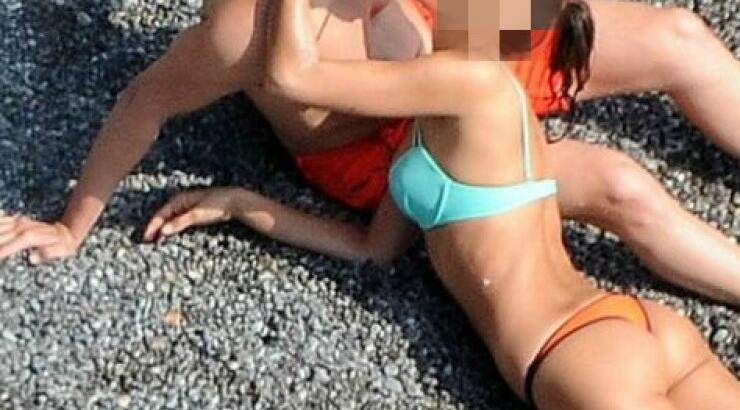 Τα παθιασμένα φιλιά πασίγνωστου ζευγαριού στην παραλία!