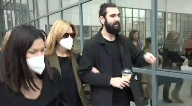 Η στιγμή που φτάνουν στο δικαστήριο η σύζυγος και ο γιος του Πέτρου Φιλιππίδη! [βίντεο]