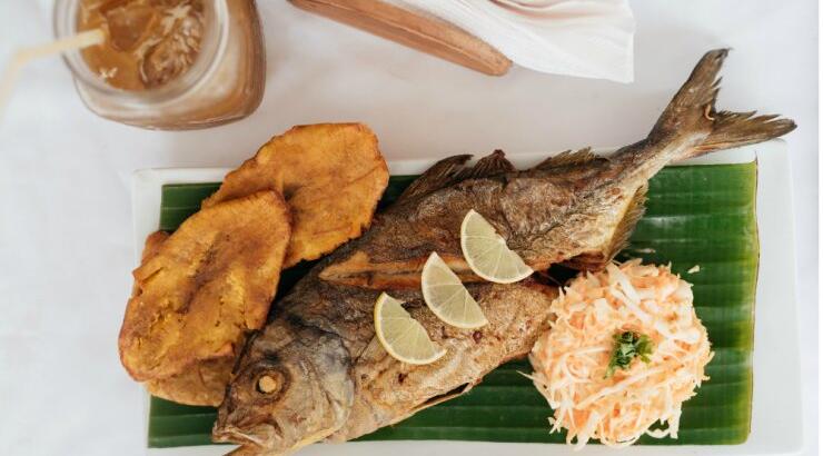 4 στέκια που ξεχωρίζω για την απίθανη θέα και το παχουλό ψάρι στην πιατέλα τους