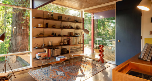 Το mid-century σπίτι ενός αρχιτέκτονα, κρυμμένο μέσα στο δάσος