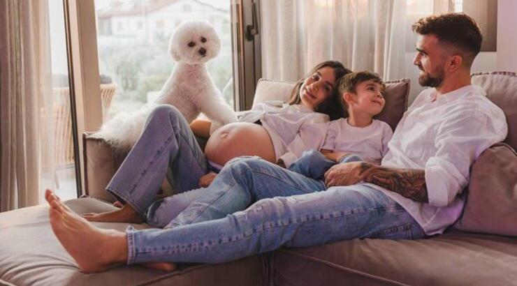 Βαλεντίνος Σιέλης – Φλωρεντία Σαββίδου: Τα υπέροχα στιγμιότυπα με τον γιο τους σε μία τρυφερή pregnancy φωτογράφηση