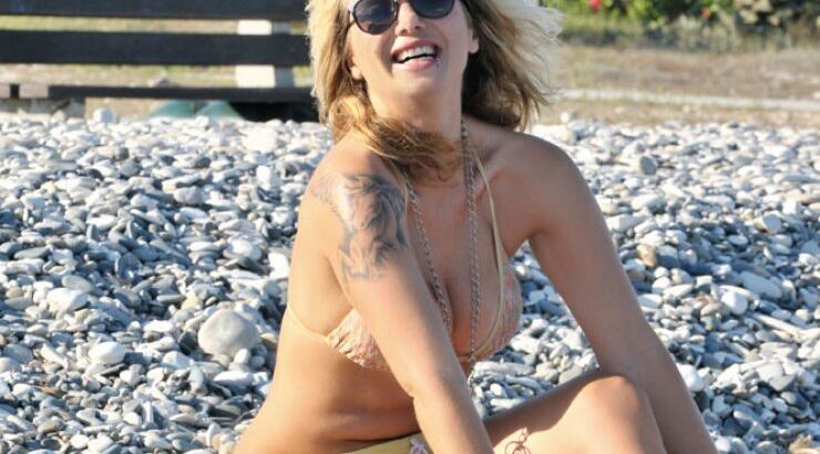 Mάρλεν Αγγελίδου: Ηλιοθεραπεία σε παραλία του Μενεού