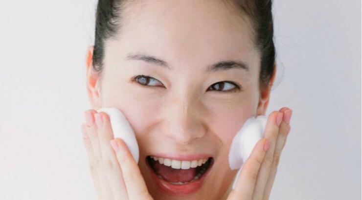 10+1 καθαριστικά προσώπου σε μορφή αφρού για λαμπερή επιδερμίδα