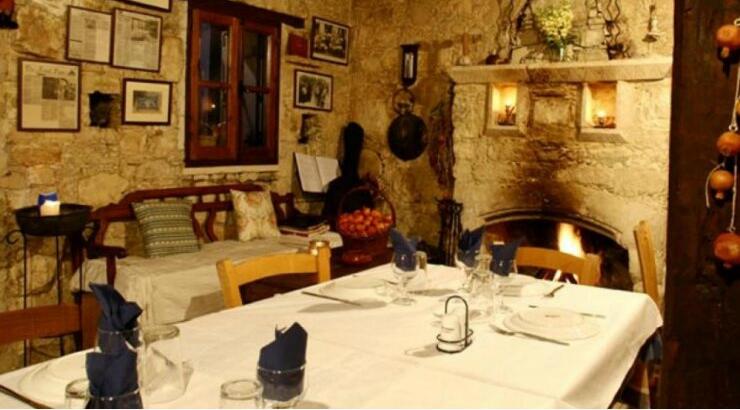 5+1 μικρά ταβερνάκια με τζάκι στο βουνό