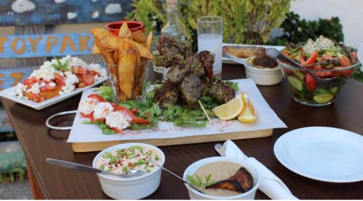 Αγαπημένο μεζεδοπωλείο της Λευκωσίας πάει παραλία