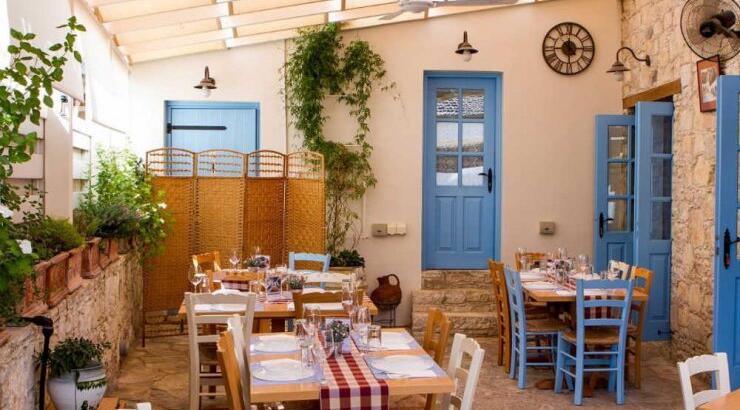 Αρχοντικοί μεζέδες σε ένα υπέροχο σκηνικό στο χωριό