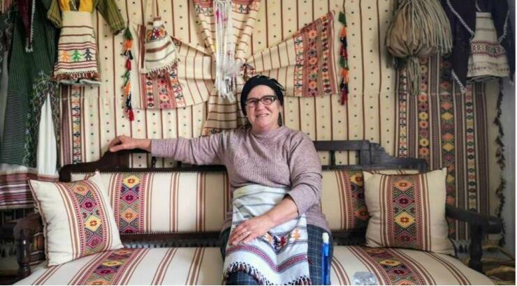 Η κυρία Σοφία σερβίρει κυπριακή κουζίνα στο σπίτι της στο χωριό