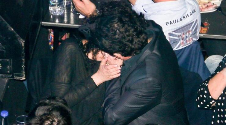 Το ζευγάρι της ελληνικής showbiz απαθανατίστηκε για πρώτη φορά να ανταλάσσει καυτά φιλιά σε νυχτερινή έξοδο