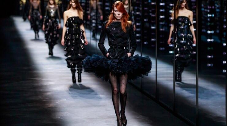 Παγιέτες, φτερά και γούνα, συνδύασε τα σε ένα λαμπερό σύνολο