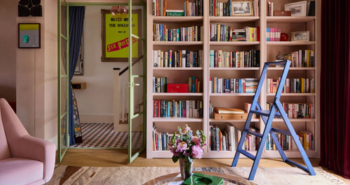 Μέσα σε ένα κλασικό αρχοντικό με νεανικό, ζωηρό εσωτερικό