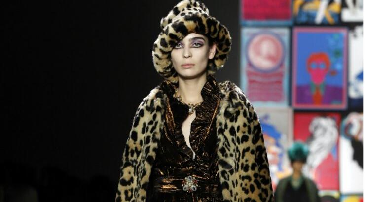 Κομψή με animal print οικολογική γούνα