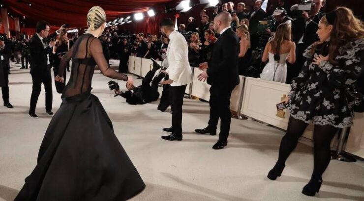 Lady Gaga: Έτρεξε να βοηθήσει φωτογράφο που έπεσε στο χαλί των Oscar και τα social media την αποθέωσαν [βίντεο]