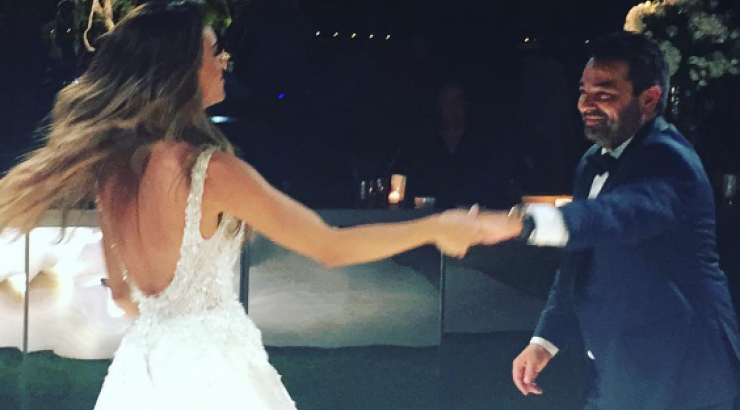 Ο χορός της Ελένης Τσολάκη και του Παύλου Πετρουλάκη κατά την είσοδό τους στη δεξίωση που ξεσήκωσε τους καλεσμένους! [βίντεο]