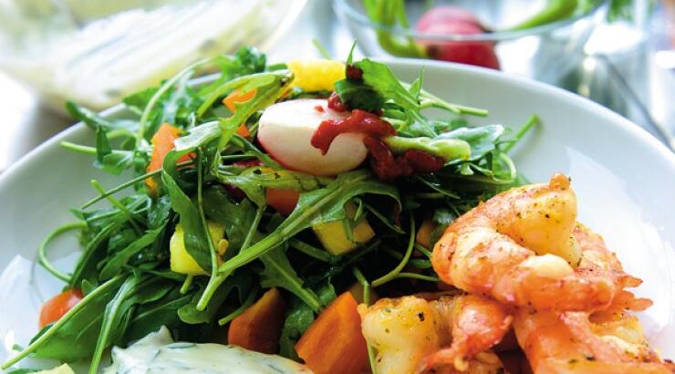 Γαρίδες με φρέσκα λαχανικά και γιαούρτι μυρωδικών