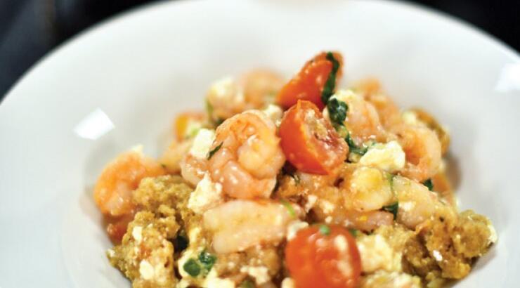 Γαρίδες σαγανάκι με λαδοκούλουρα Κυθήρων, καλαθάκι Λήμνου και φρέσκο βασιλικό