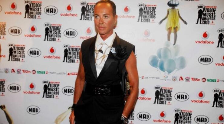 Ο Λάκης Γαβαλάς ξεπούλησε τα ρούχα του στο Κολωνάκι