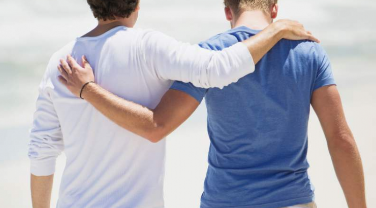 Πατέρας και γιος, Ελλαδίτες τραγουδιστές ερωτευμένοι με τον... ίδιο άντρα