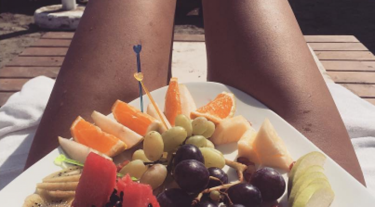 Κύπρια παρουσιάστρια "ανεβάζει" τη θερμοκρασία στα ύψη με τα καλλίγραμμά της πόδια!